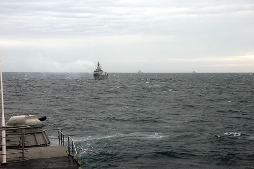 Cuộc tuần tra chung bắt đầu, cận cảnh là HQ-012, tiếp sau là HQ-011; phía xa chếch về bên phải hình là hai tàu của Trung Quốc